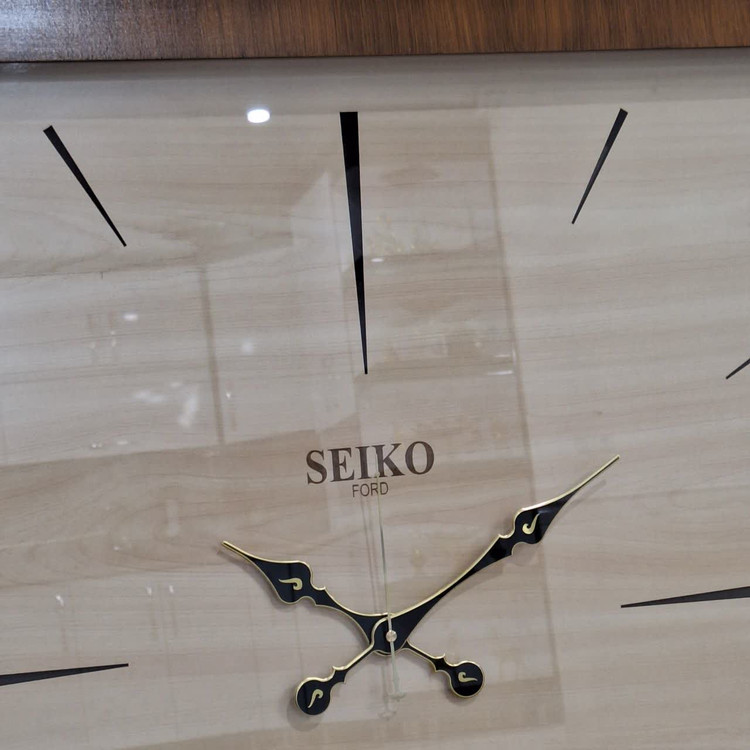 ساعت دیواری مربع چوبی قهوهای داخل کرم 70 سانتی با اعداد مینیمال سیتیزنی از نمای نزدیک