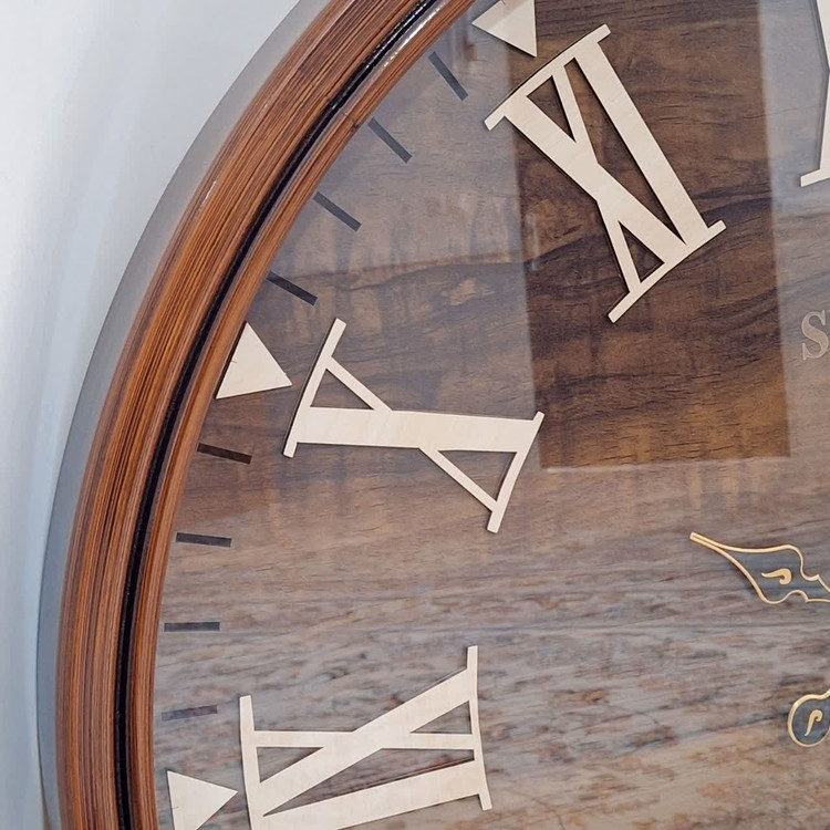 ساعت دیواری چوبی دو موتوره از نمای نزدیک تر