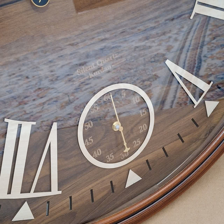 ساعت دیواری چوبی دو موتوره از نمای پایین