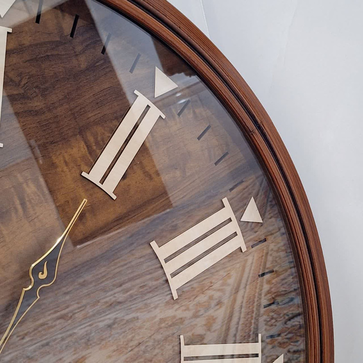 ساعت دیواری چوبی دو موتوره از نمای گوشه