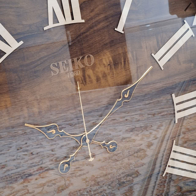 ساعت دیواری چوبی دو موتوره از نمای نزدیک