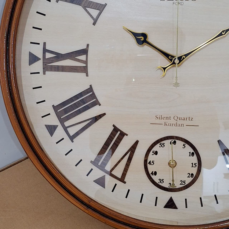 ساعت دیواری گرد سیکو چوبی قهوهای داخل کرم 75 سانتی با اعداد رومی از نمای پایین