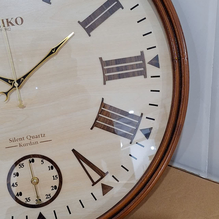 ساعت دیواری گرد سیکو چوبی قهوهای داخل کرم 75 سانتی با اعداد رومی از نمای بغل