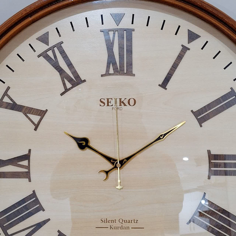 ساعت دیواری گرد سیکو چوبی قهوهای داخل کرم 75 سانتی با اعداد رومی از نمای نزدیک