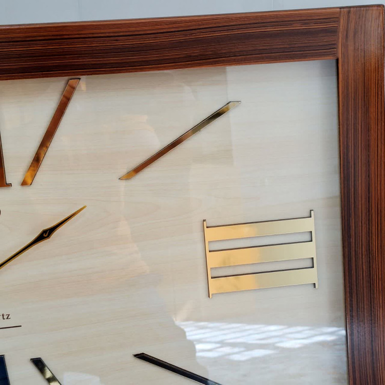 ساعت دیواری مستطیل سیکو چوبی قهوهای داخل کرم 80×50 با اعداد رومی از نمای راست