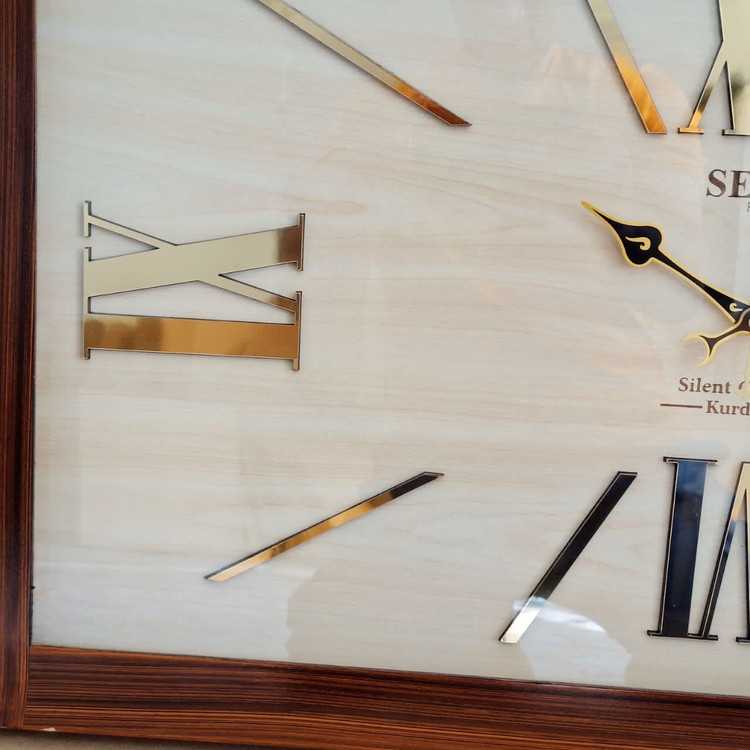 ساعت دیواری مستطیل سیکو چوبی قهوهای داخل کرم 80×50 با اعداد رومی از نمای چپ