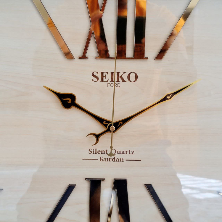 ساعت دیواری مستطیل سیکو چوبی قهوهای داخل کرم 80×50 با اعداد رومی از نمای نزدیک