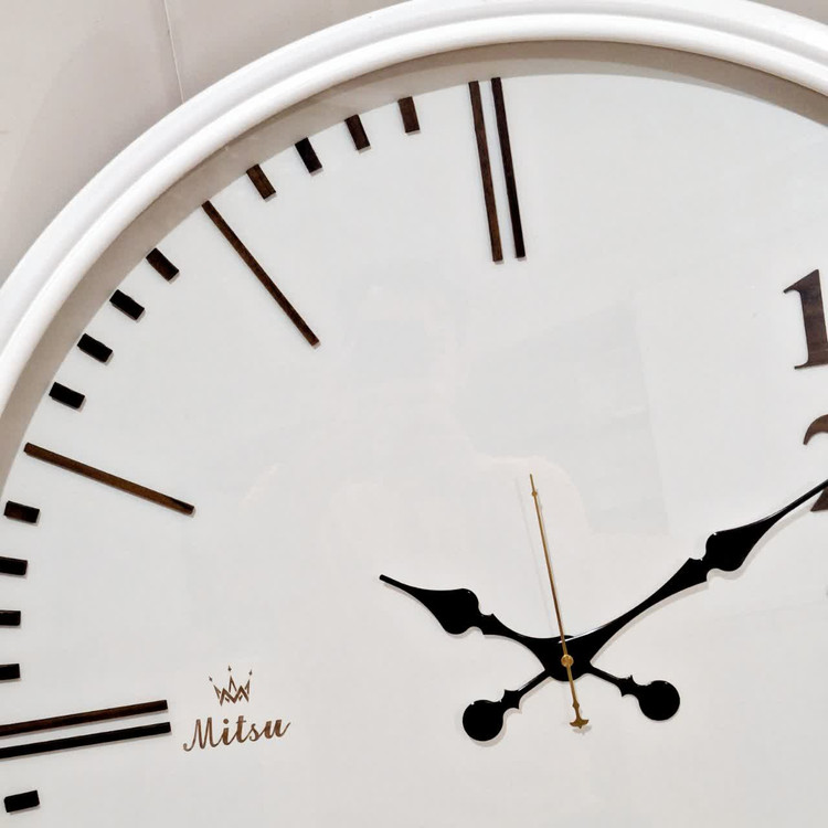 ساعت دیواری گرد سیکو چوبی سفید 75 سانتی با اعداد مدرن و ساده از نمای نزدیک سمت چپ