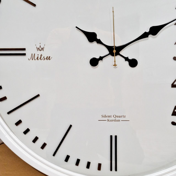 ساعت دیواری گرد سیکو چوبی سفید 75 سانتی با اعداد مدرن و ساده از نمای نزدیک تر