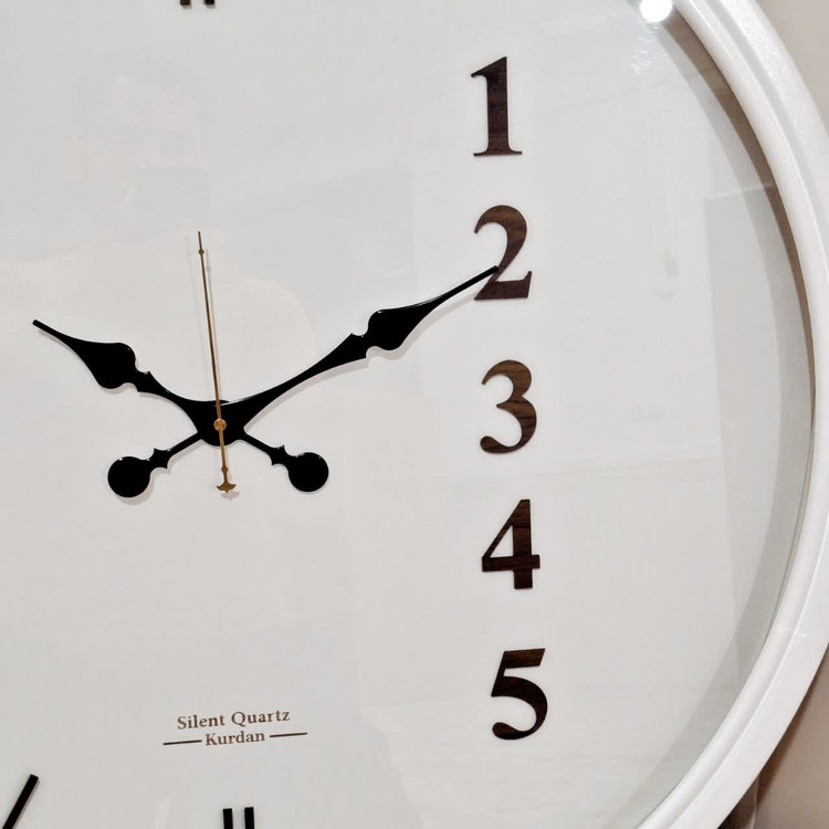 ساعت دیواری گرد سیکو چوبی سفید 75 سانتی با اعداد مدرن و ساده از نمای نزدیک