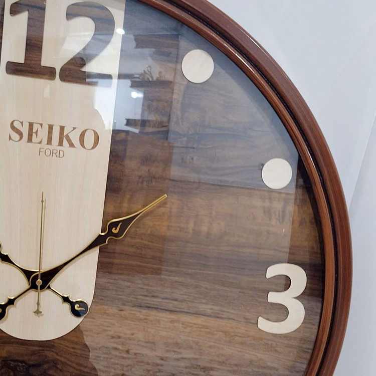 ساعت دیواری گرد سیکو چوبی قهوهای 75 سانتی با اعداد مینیمال از نمای نزدیک راست