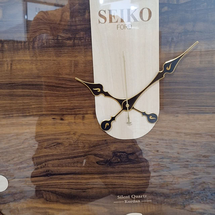 ساعت دیواری گرد سیکو چوبی قهوهای 75 سانتی با اعداد مینیمال از نمای نزدیک