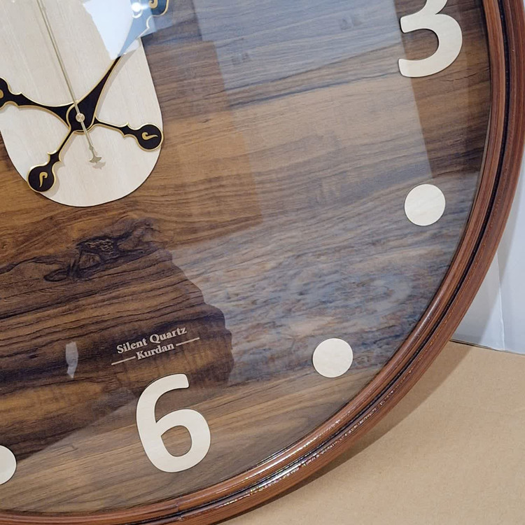 ساعت دیواری گرد سیکو چوبی قهوهای 75 سانتی با اعداد مینیمال از نمای نزدیک پایین