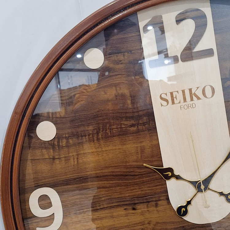 ساعت دیواری گرد سیکو چوبی قهوهای 75 سانتی با اعداد مینیمال از نمای نزدیک تر