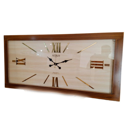 ساعت دیواری چوبی قهوهای عسلی 75 سانتیمتر نصبشده روی دیوار اتاق نشیمن گرم و صمیمی