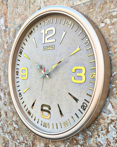 ساعت دیواری گرد ۶۵ سانتی لوتوس فایبر بژ طلایی با اعداد ترکیبی نیزهای از نمای بعدی