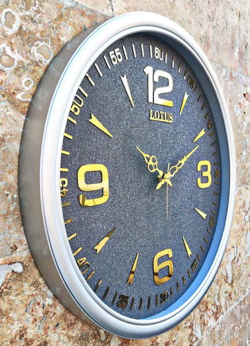 ساعت دیواری گرد ۶۵ سانتی لوتوس فایبر طوسی داخل نقرهای شاین با اعداد طلایی نیزهای از نمای بعدی