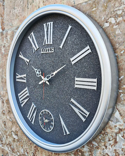 ساعت دیواری گرد ۶۵ سانتی لوتوس فایبر نقرهای با صفحه تیره و اعداد رومی از نمای بعدی