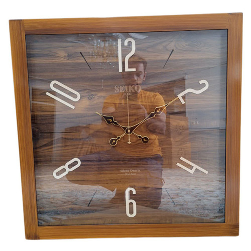 ساعت دیواری چهارگوش ۷۰ سانتی سیکو چوبی قهوهای با اعداد ترکیبی انگلیسی خطی