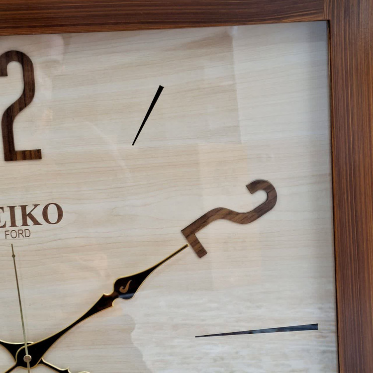 ساعت دیواری چهارگوش ۷۰ سانتی سیکو چوبی کرم قهوهای با اعداد ترکیبی انگلیسی خطی از نمای نزدیک راست