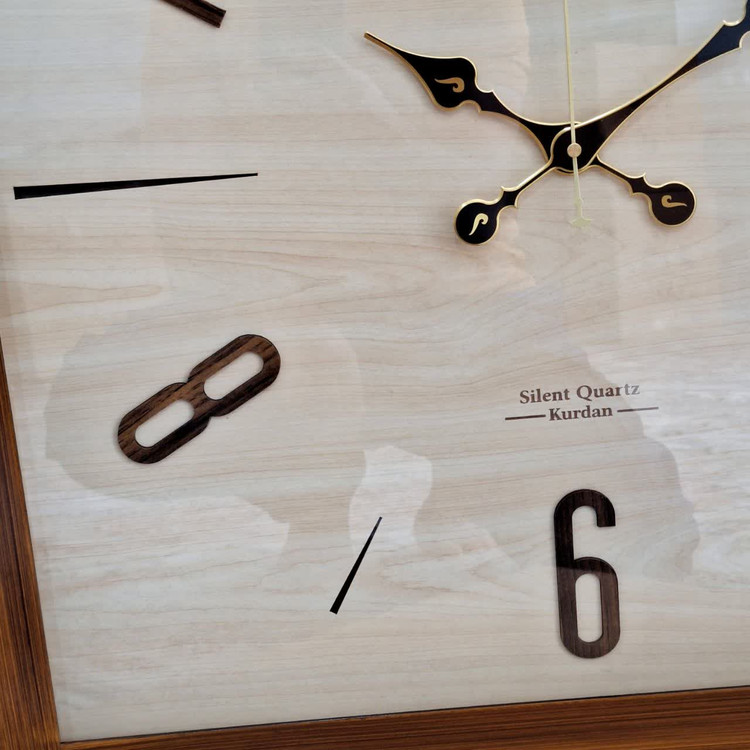 ساعت دیواری چهارگوش ۷۰ سانتی سیکو چوبی کرم قهوهای با اعداد ترکیبی انگلیسی خطی از نمای نزدیک چپ