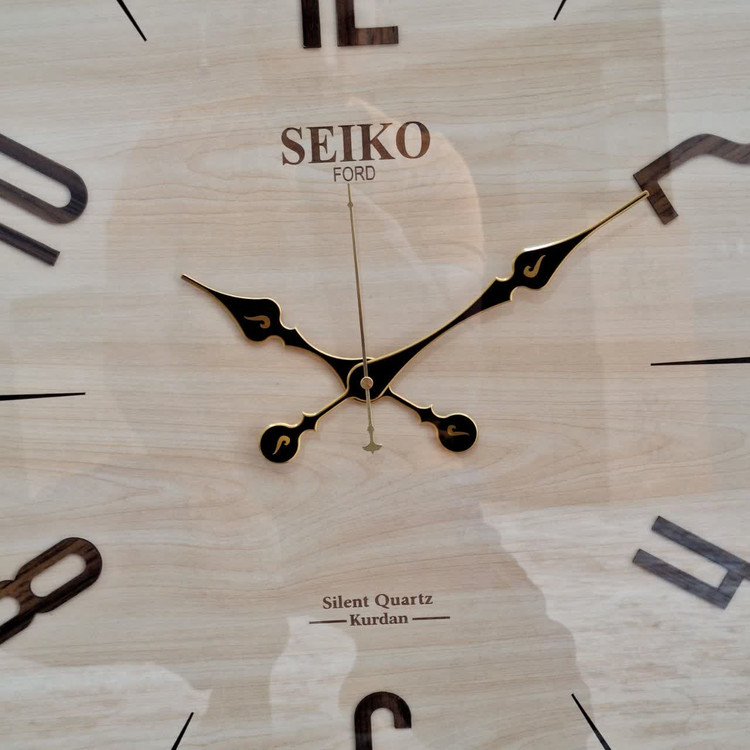 ساعت دیواری چهارگوش ۷۰ سانتی سیکو چوبی کرم قهوهای با اعداد ترکیبی انگلیسی خطی از نمای نزدیک