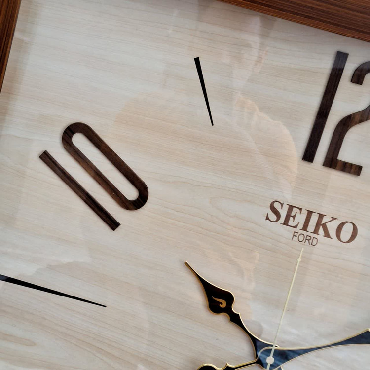 ساعت دیواری چهارگوش ۷۰ سانتی سیکو چوبی کرم قهوهای با اعداد ترکیبی انگلیسی خطی از نمای نزدیک بالا