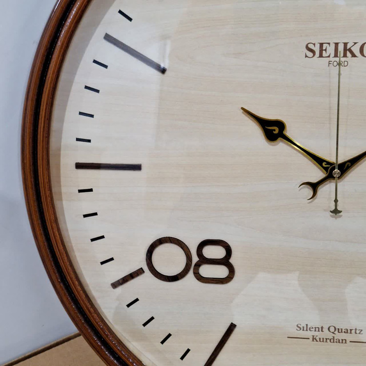 ساعت دیواری گرد ۶۰ سانتی سیکو چوبی قهوهای داخل کرم با اعداد جدید از نمای نزدیک چپ