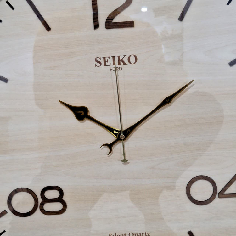 ساعت دیواری گرد ۶۰ سانتی سیکو چوبی قهوهای داخل کرم با اعداد جدید از نمای نزدیک