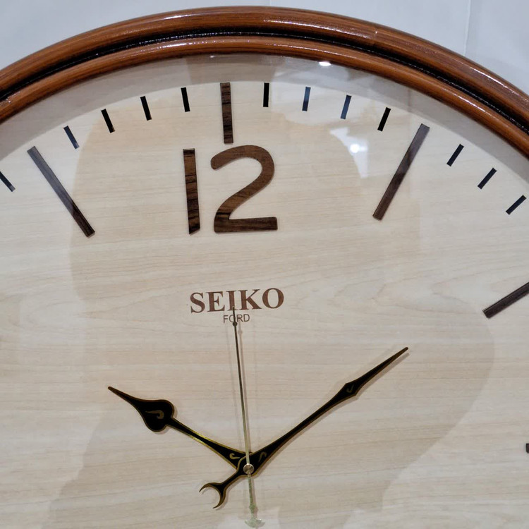 ساعت دیواری گرد ۶۰ سانتی سیکو چوبی قهوهای داخل کرم با اعداد جدید از نمای نزدیک تر