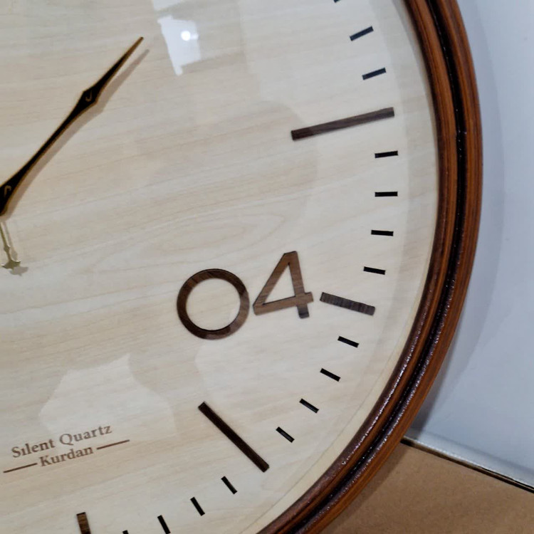 ساعت دیواری گرد ۶۰ سانتی سیکو چوبی قهوهای داخل کرم با اعداد جدید از نمای نزدیک راست