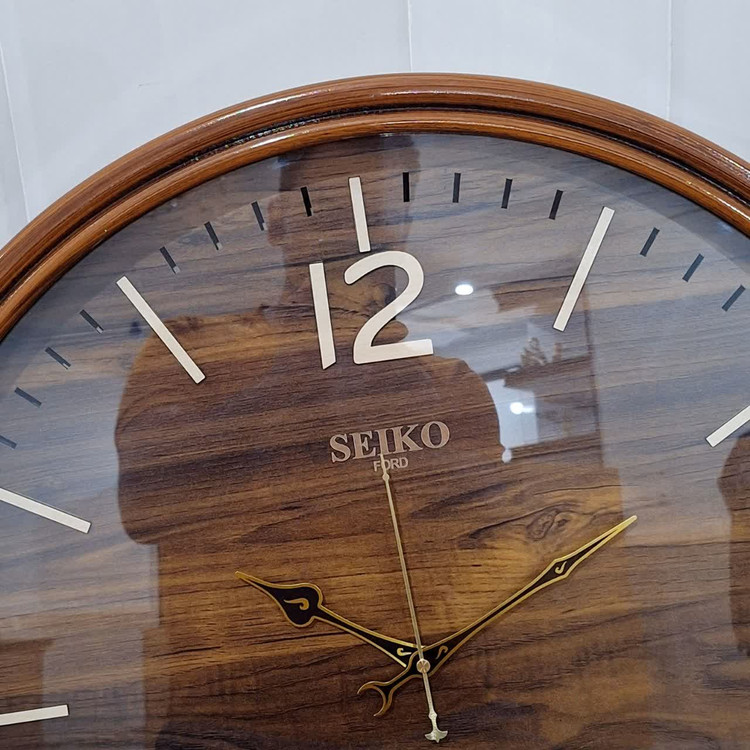 ساعت دیواری گرد ۶۰ سانتی سیکو چوبی قهوهای با اعداد جدید از نمای نزدیک بالا