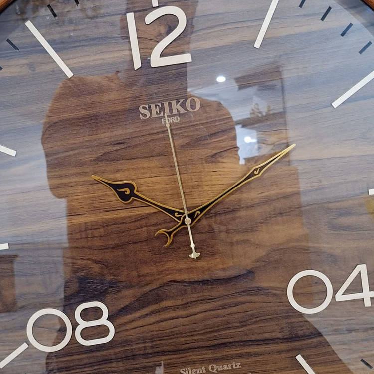 ساعت دیواری گرد ۶۰ سانتی سیکو چوبی قهوهای با اعداد جدید از نمای نزدیک