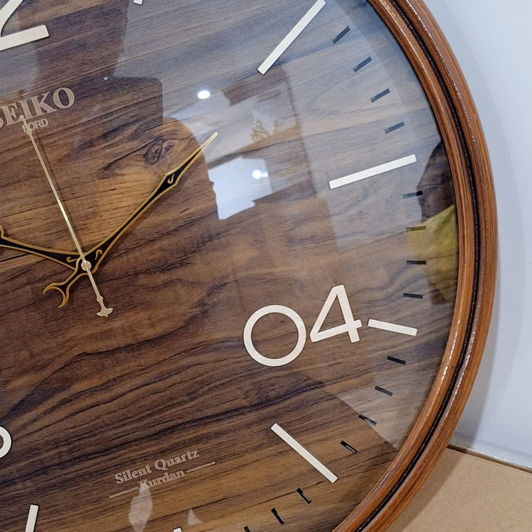 ساعت دیواری گرد ۶۰ سانتی سیکو چوبی قهوهای با اعداد جدید از نمای نزدیک راست