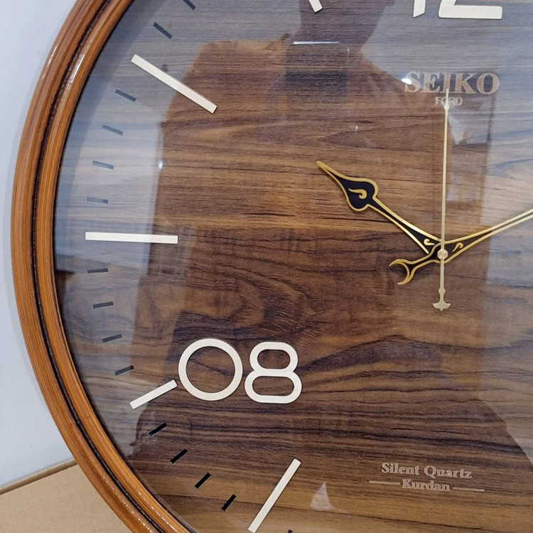 ساعت دیواری گرد ۶۰ سانتی سیکو چوبی قهوهای با اعداد جدید از نمای نزدیک چپ