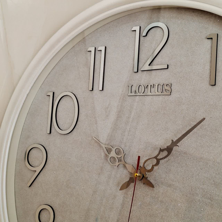 ساعت دیواری گرد ۶۵ سانتی لوتوس فایبر سفید داخل شاین با اعداد پلکسی بزرگ سیلور از نمای نزدیک تر