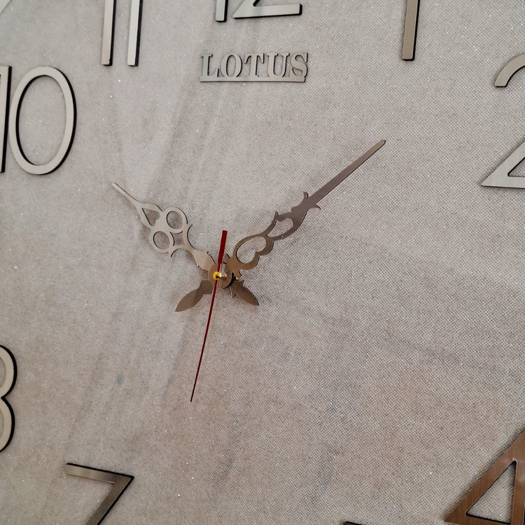 ساعت دیواری گرد ۶۵ سانتی لوتوس فایبر سفید داخل شاین با اعداد پلکسی بزرگ سیلور از نمای نزدیک