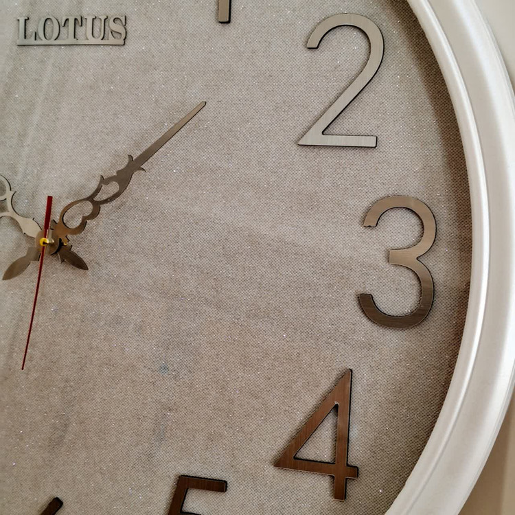 ساعت دیواری گرد ۶۵ سانتی لوتوس فایبر سفید داخل شاین با اعداد پلکسی بزرگ سیلور از نمای نزدیک راست