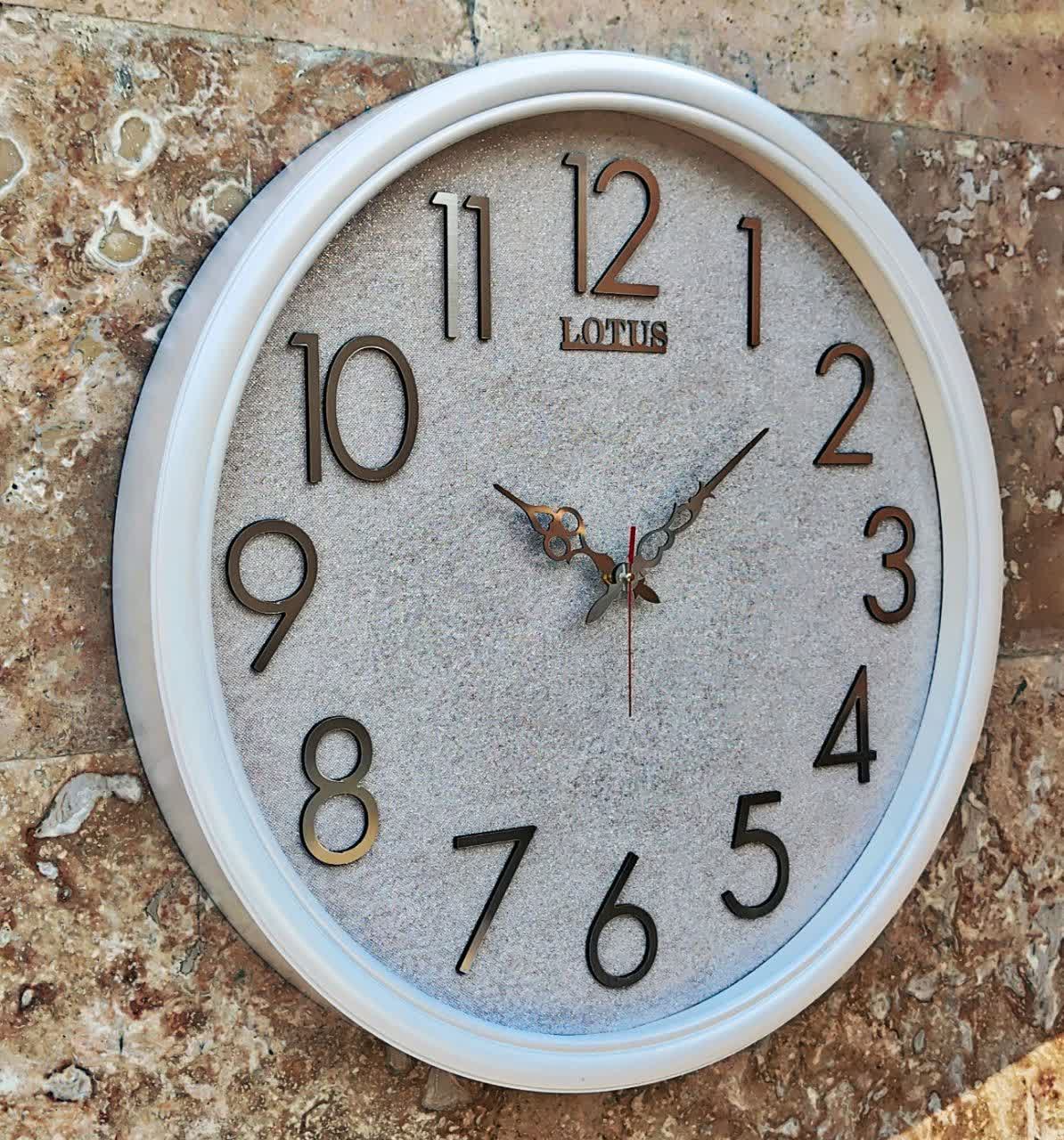 ساعت دیواری گرد ۶۵ سانتی لوتوس فایبر سفید داخل شاین با اعداد پلکسی بزرگ سیلور