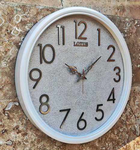 ساعت دیواری گرد ۶۵ سانتی لوتوس فایبر سفید داخل شاین با اعداد پلکسی بزرگ سیلور