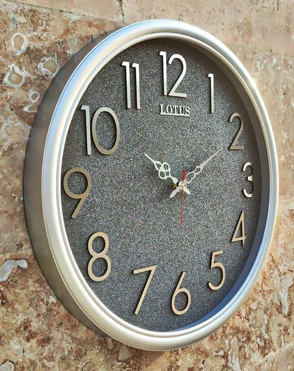 ساعت دیواری گرد ۶۵ سانتی لوتوس فایبر نقرهای داخل شاین با اعداد پلکسی بزرگ سیلور از نمای دیگر