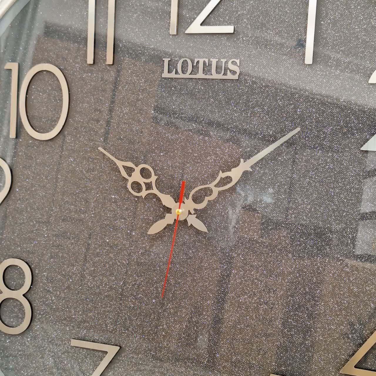 ساعت دیواری گرد ۶۵ سانتی لوتوس فایبر نقرهای داخل شاین با اعداد پلکسی بزرگ سیلور از نمای نزدیک تر