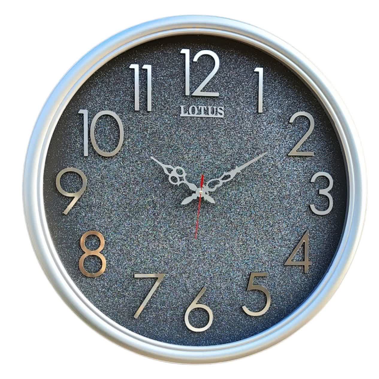 ساعت دیواری گرد ۶۵ سانتی لوتوس فایبر نقرهای داخل شاین با اعداد پلکسی بزرگ سیلور از نمای رو به رو