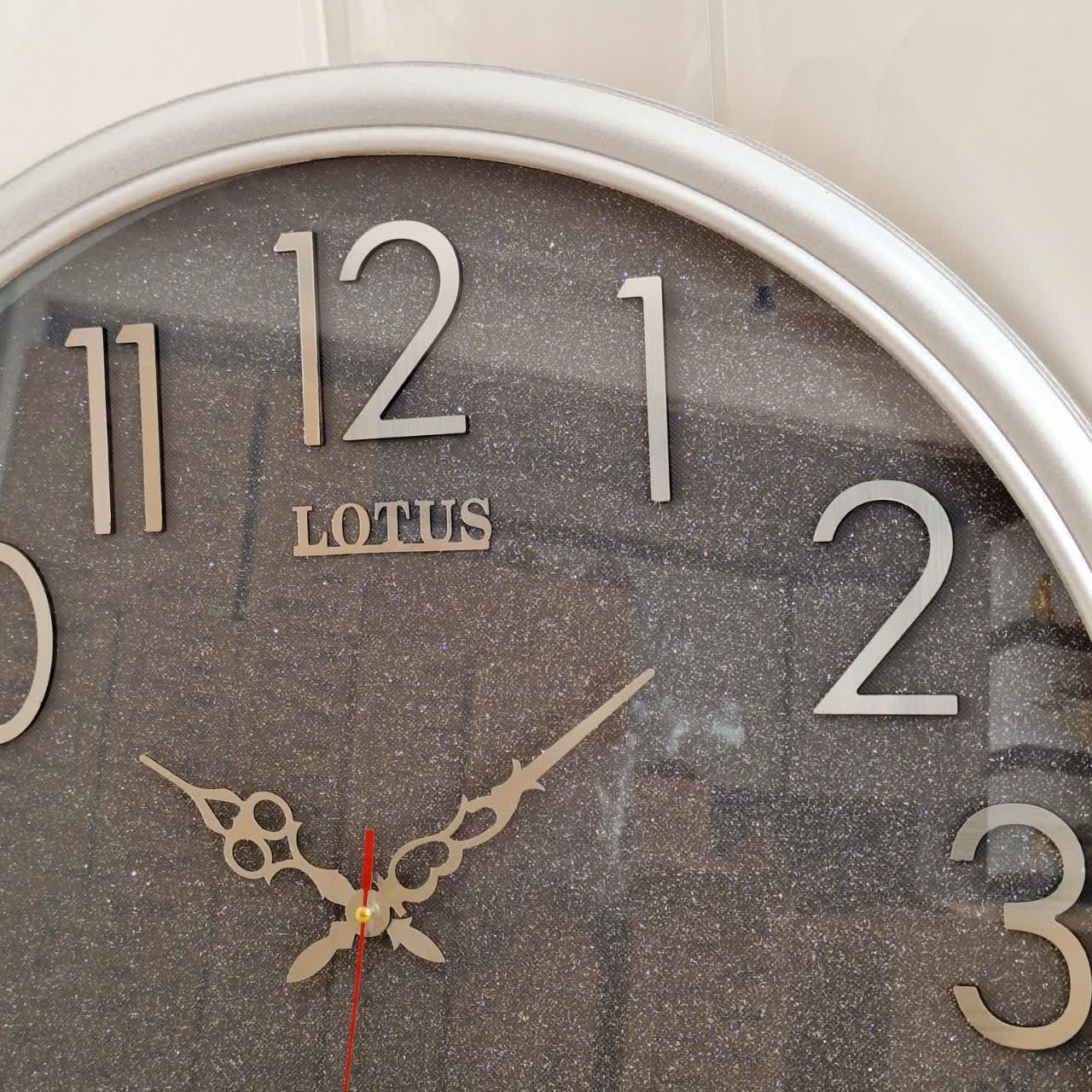 ساعت دیواری گرد ۶۵ سانتی لوتوس فایبر نقرهای داخل شاین با اعداد پلکسی بزرگ سیلور از نمای نزدیک