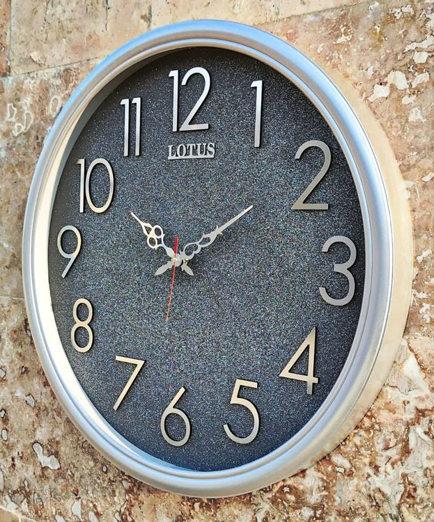 ساعت دیواری گرد ۶۵ سانتی لوتوس فایبر نقرهای داخل شاین با اعداد پلکسی بزرگ سیلور