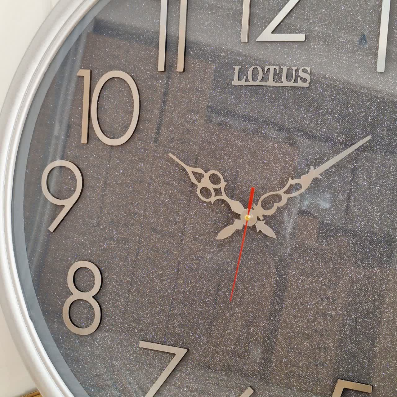 ساعت دیواری گرد ۶۵ سانتی لوتوس فایبر نقرهای داخل شاین با اعداد پلکسی بزرگ سیلور از نمای نزدیک چپ