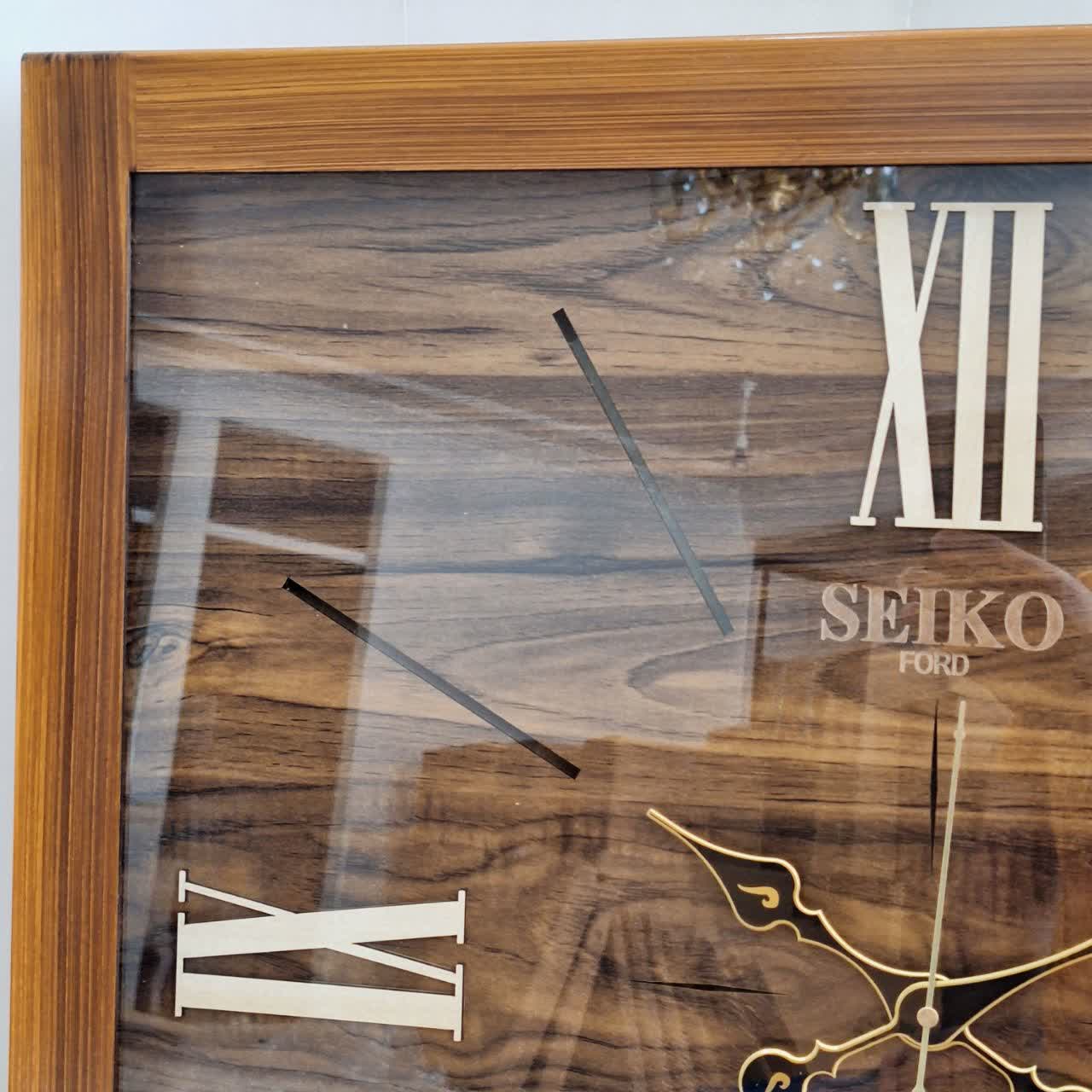 ساعت دیواری چهارگوش ۷۰ سانتی سیکو چوبی قهوهای با اعداد رومی خطی از نمای نزدیک بالا