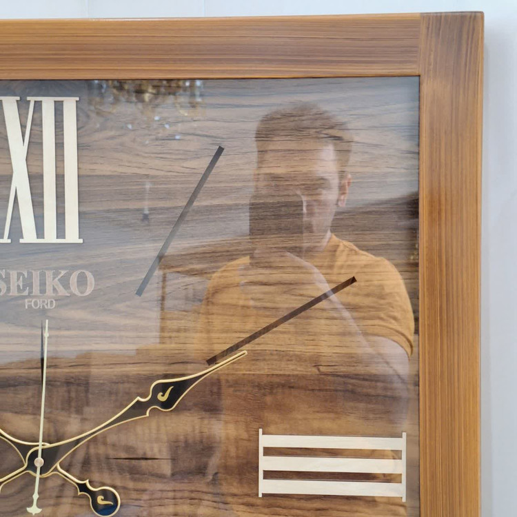 ساعت دیواری چهارگوش ۷۰ سانتی سیکو چوبی قهوهای با اعداد رومی خطی از نمای نزدیک راست