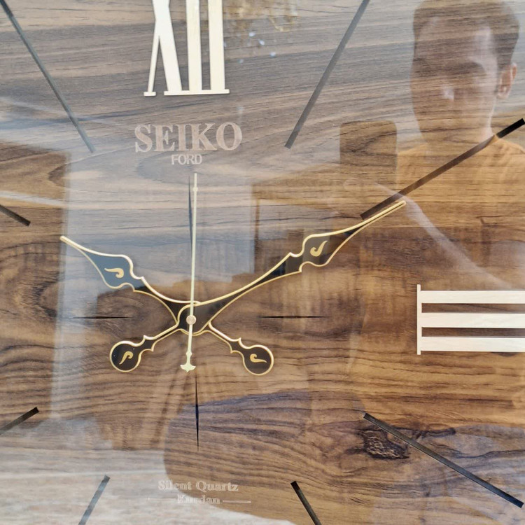 ساعت دیواری چهارگوش ۷۰ سانتی سیکو چوبی قهوهای با اعداد رومی خطی از نمای نزدیک