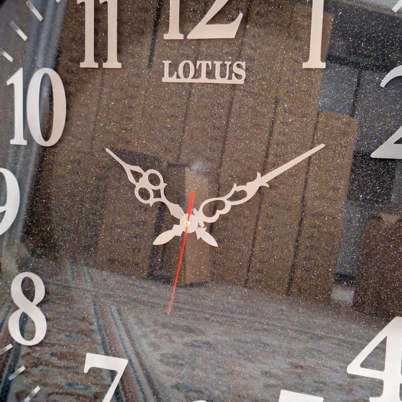 ساعت دیواری گرد ۶۵ سانتی لوتوس فایبر مشکی داخل شاین با اعداد پلکسی بزرگ سیلور از نمای نزدیک